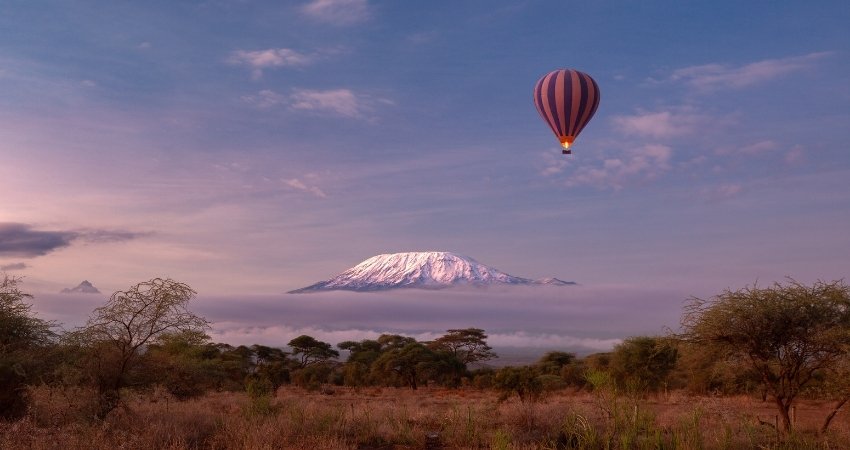 Touristen erkunden die Stadt mit einem lokalen Reiseleiter nach der Ankunft in Tansania Safari.